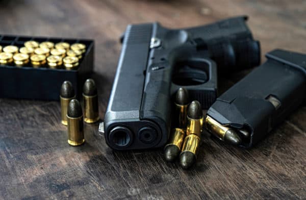 Un arma con municiones
