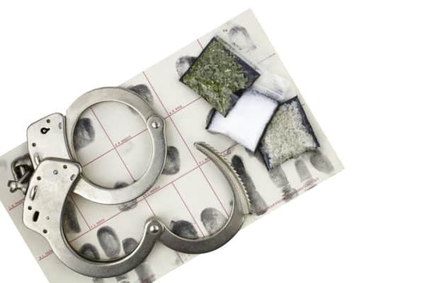 Drogas, huellas dactilares y esposas.