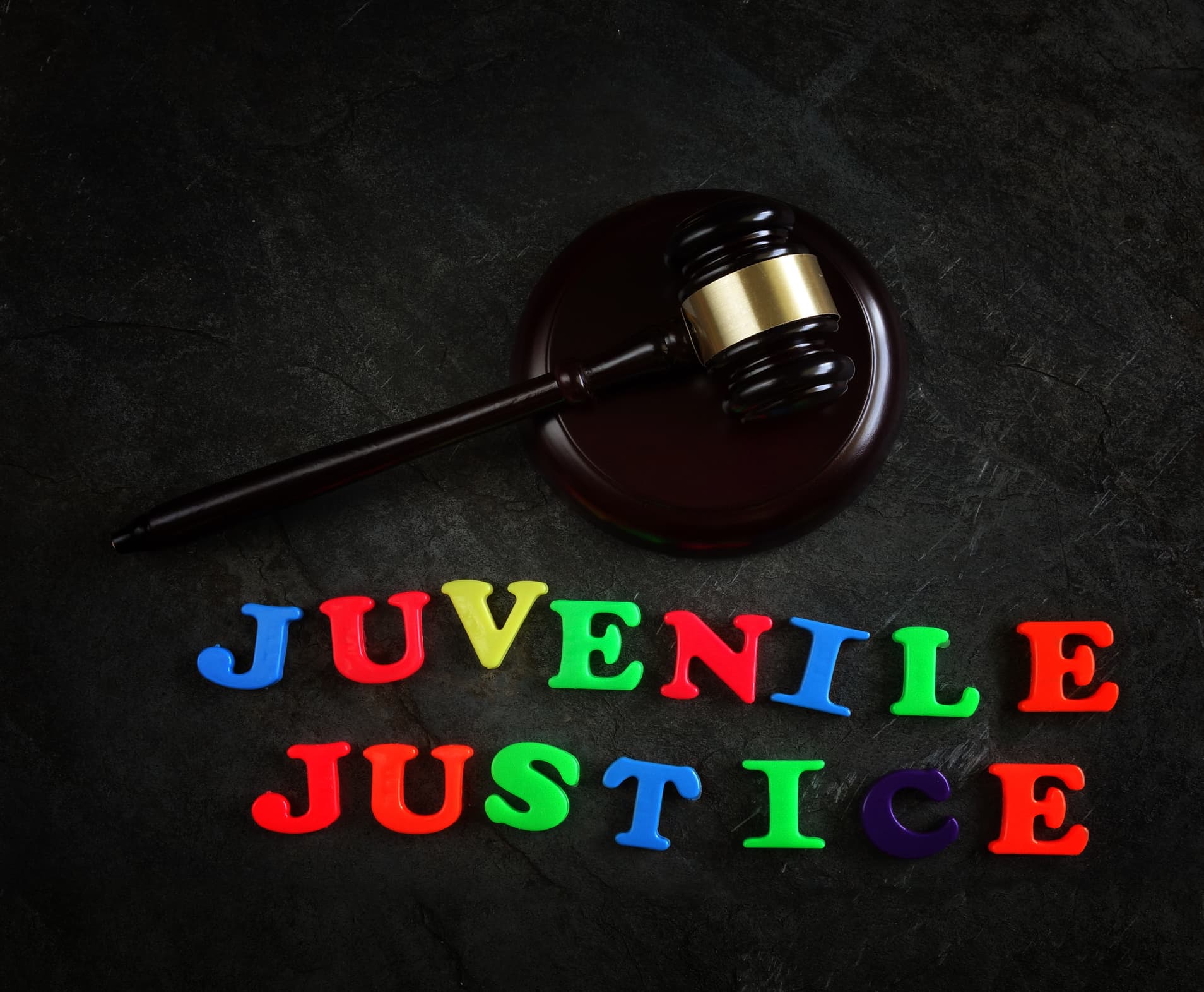 Letras que deletrean la “justicia juvenil” en inglés