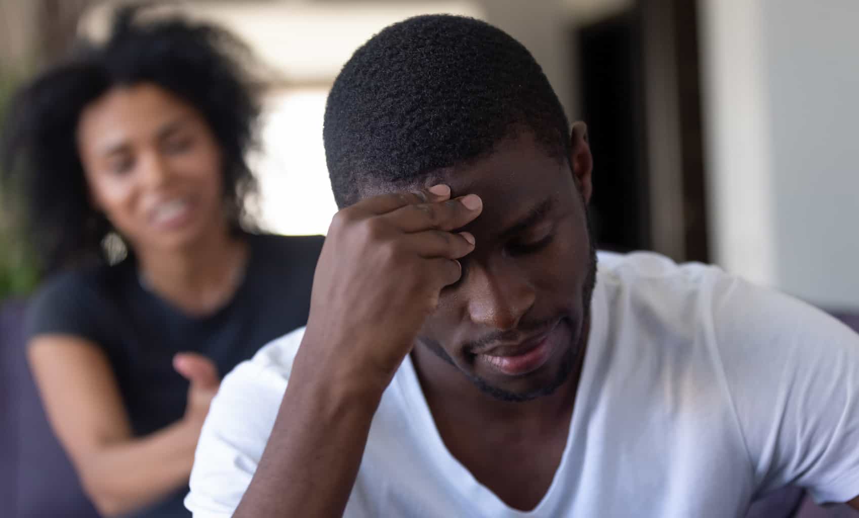 Pareja teniendo una conversación emocional
