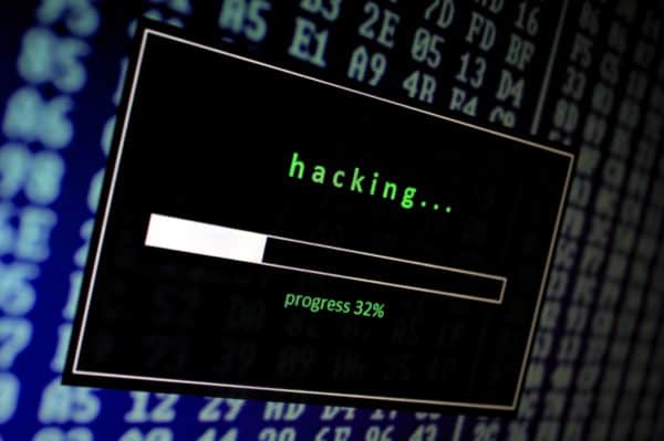 Imagen de computadora con la palabra inglesa "hacking."
