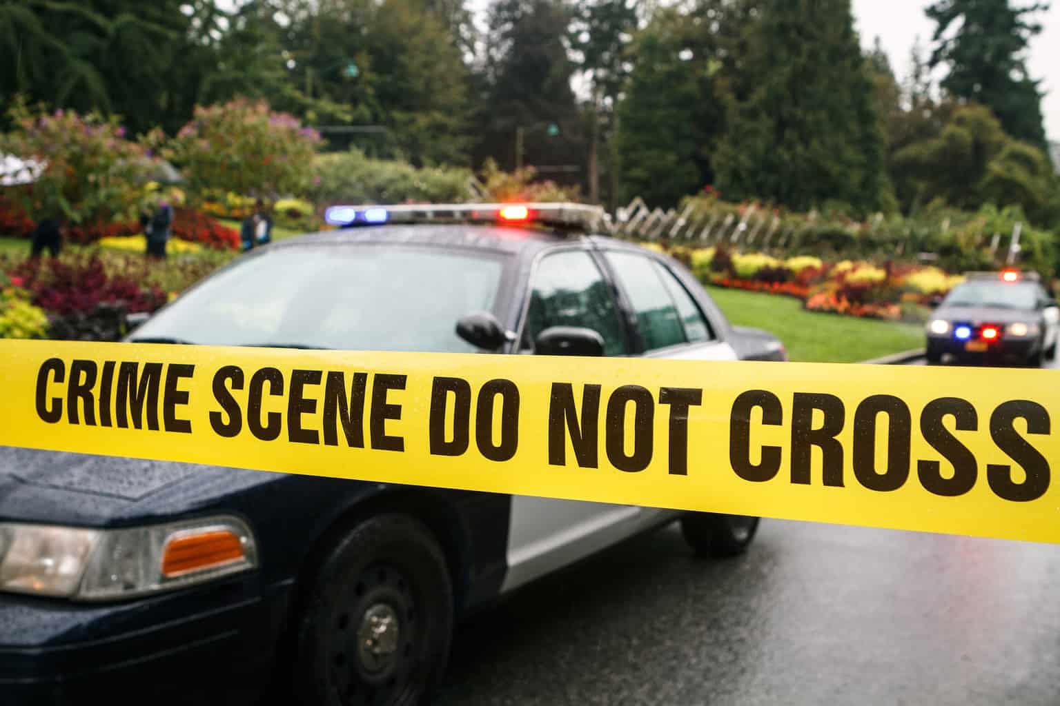 cinta de la escena del crimen y coche de policía
