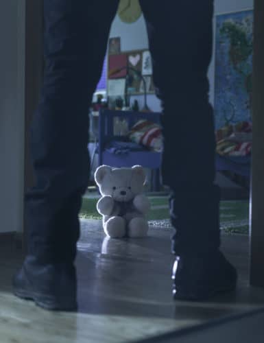 Hombre parado afuera del dormitorio del niño
