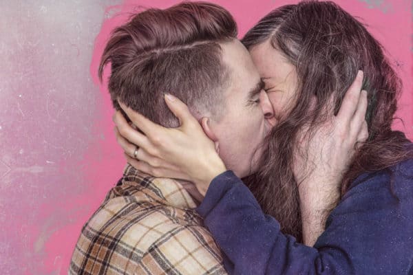 Hombre y mujer besándose
