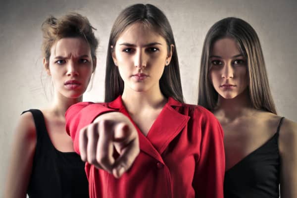 Mujeres señalando a la cámara
