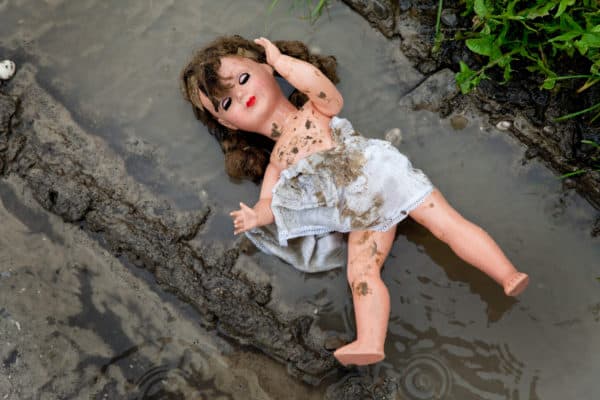 Muñeca con ropa arrancada
