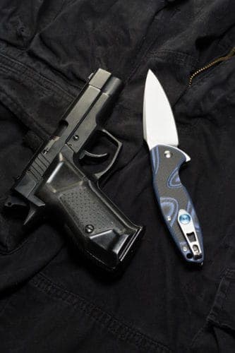 Una pistola y un cuchillo
