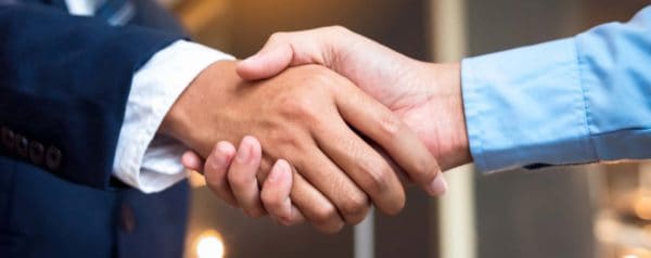 hombres dándose la mano