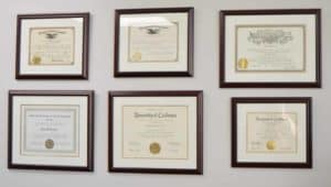 Los títulos enmarcados del abogado Peter Liss
