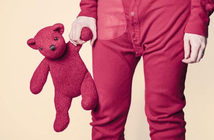 niño en pijama rojo