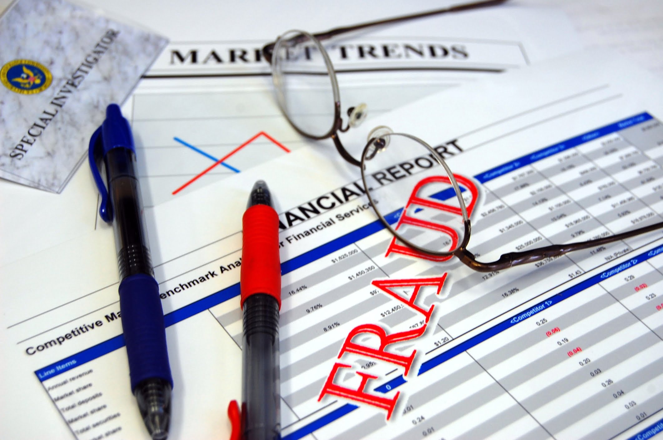 Informe financiero con la palabra inglesa "fraude" en él
