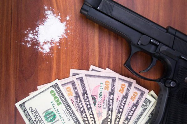 Cocaína, dinero y un arma
