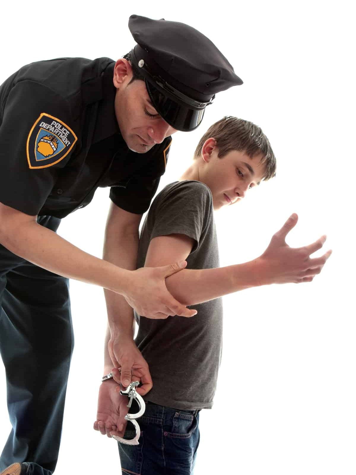 Joven adolescente siendo arrestado
