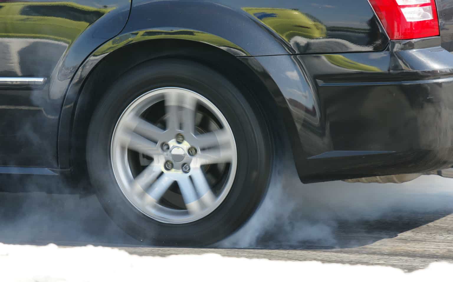 Vehículo con neumáticos humeantes
