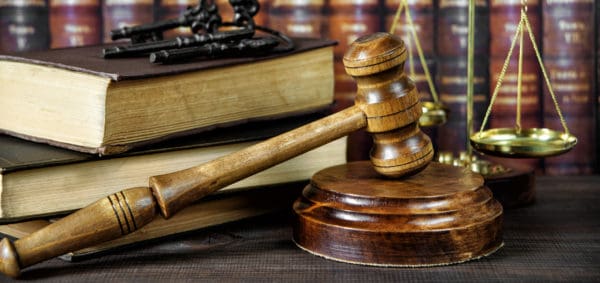 un mazo, libros y una balanza